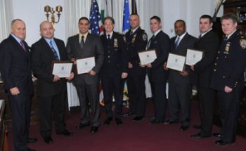 NYPD Comissioner Kelly (links) bei der Auszeichnung des CCTV Teams
